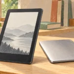 机上に並ぶ、前面がフラットな電子書籍リーダーとアルミニウム背面を見せた別モデルの編集イラスト